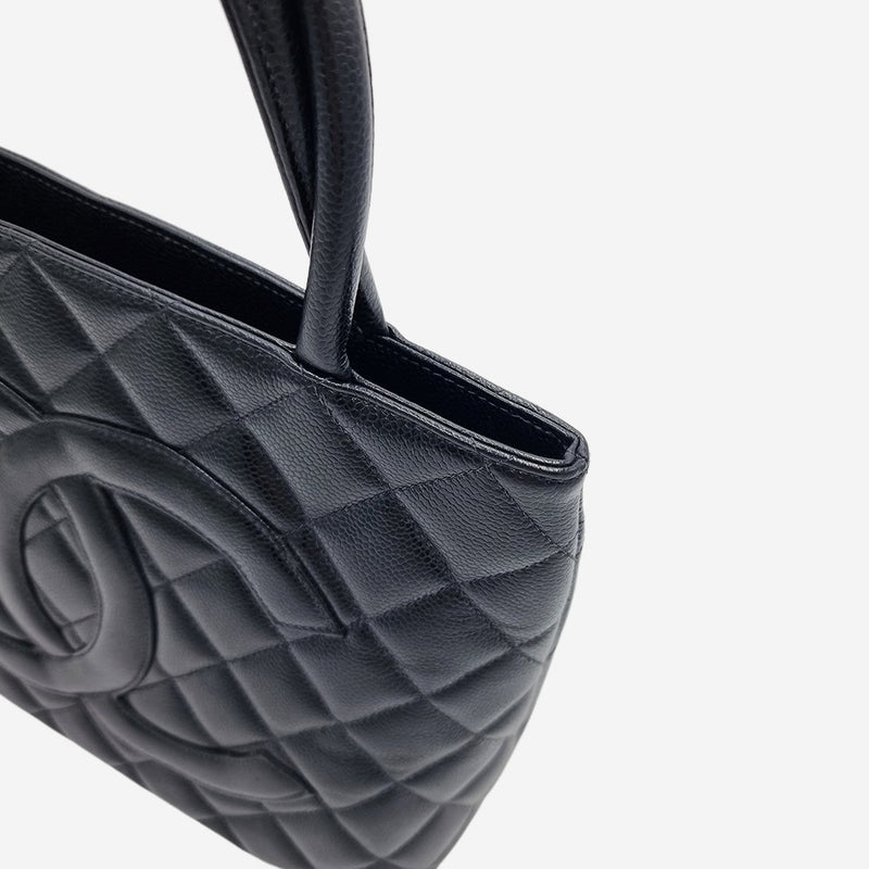 medallion caviar tote taske fra brand: CHANEL - We Do Vintage