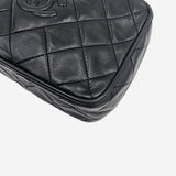 DIAMAND QUILTED CAMERA BAG taske fra brand: CHANEL - We Do Vintage