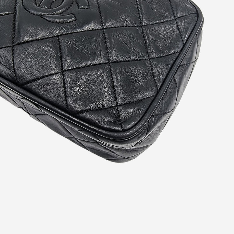 DIAMAND QUILTED CAMERA BAG taske fra brand: CHANEL - We Do Vintage