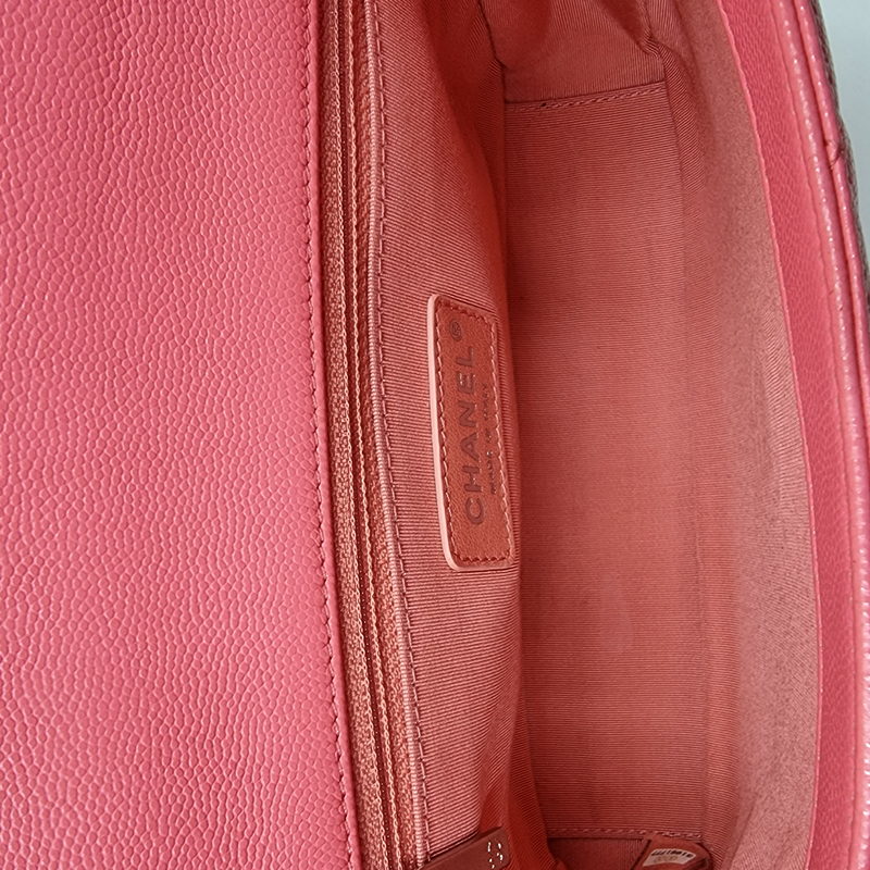 Lacquered metal caviar flap bag taske fra brand: CHANEL - We Do Vintage