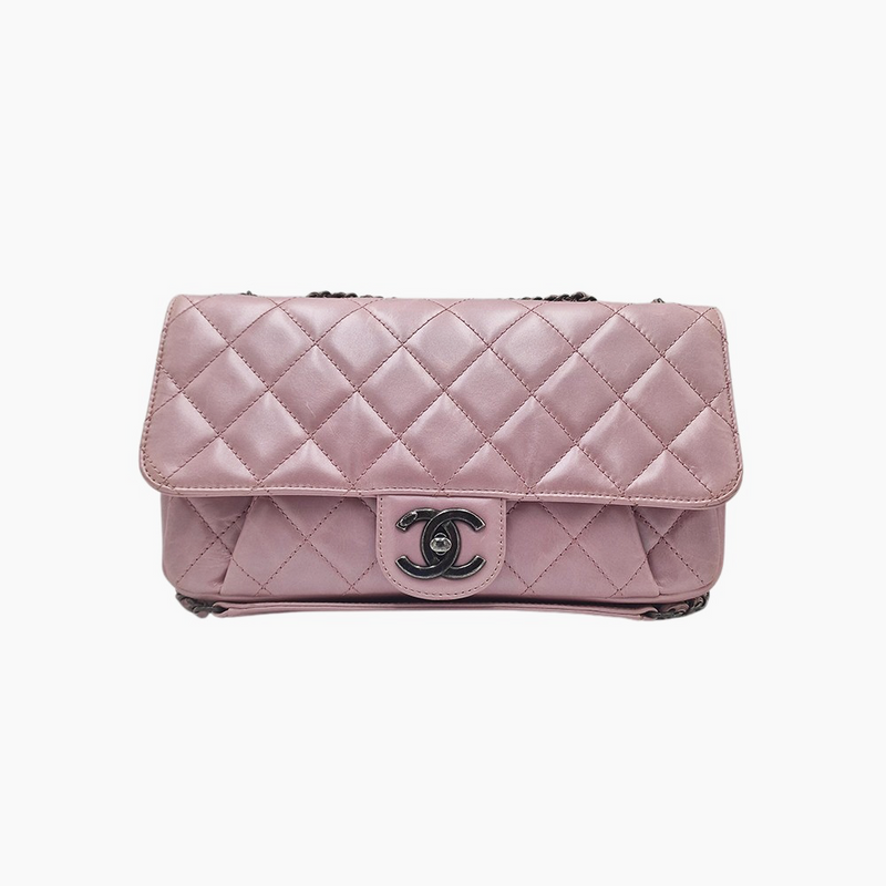 Lyserød medium iridescent lambskin single flap