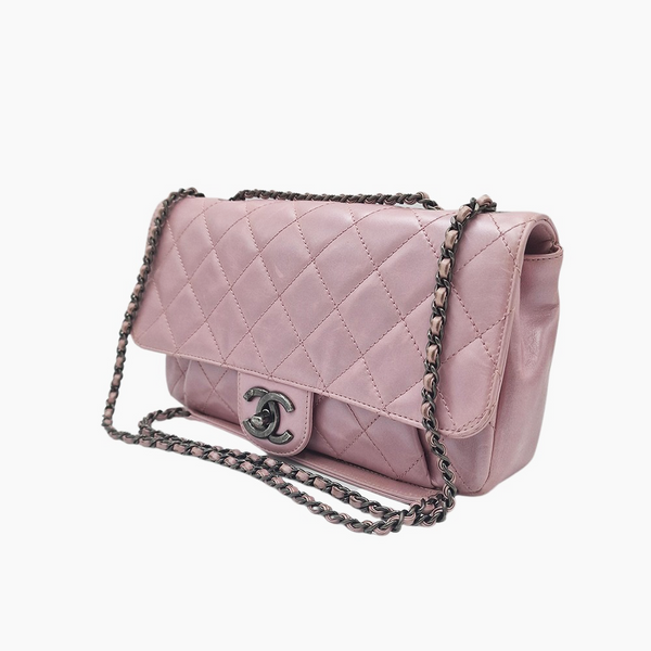 Lyserød medium iridescent lambskin single flap