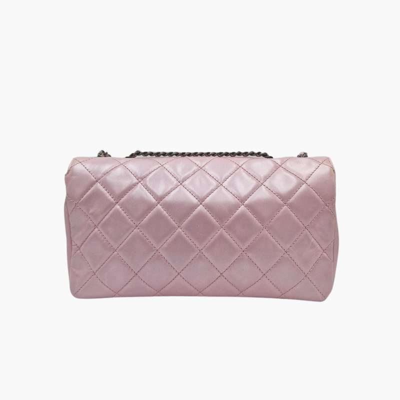 Lyserød medium iridescent lambskin single flap