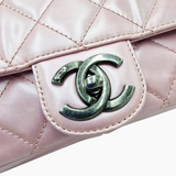 Lyserød medium iridescent lambskin single flap