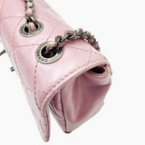 Lyserød medium iridescent lambskin single flap