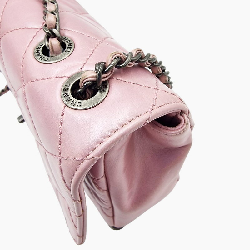 Lyserød medium iridescent lambskin single flap