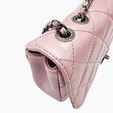 Lyserød medium iridescent lambskin single flap