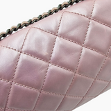 Lyserød medium iridescent lambskin single flap