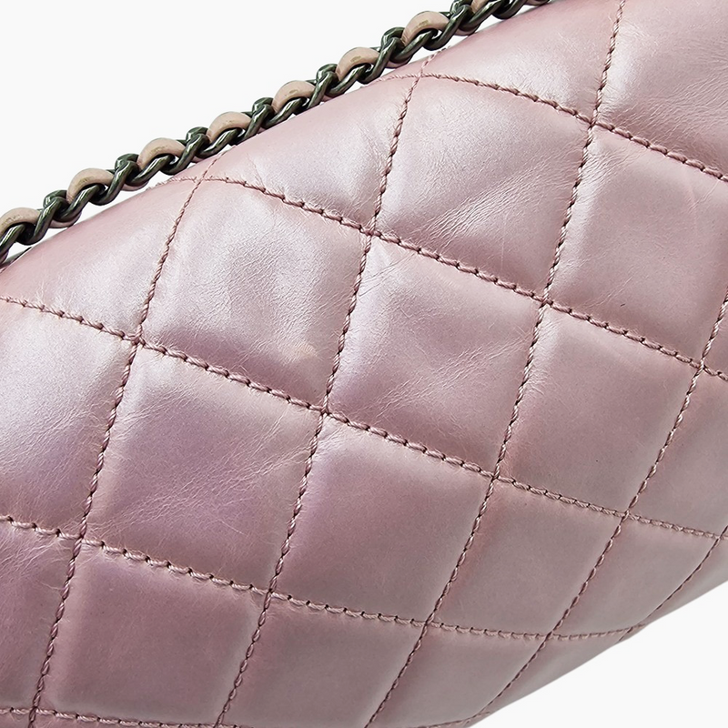 Lyserød medium iridescent lambskin single flap