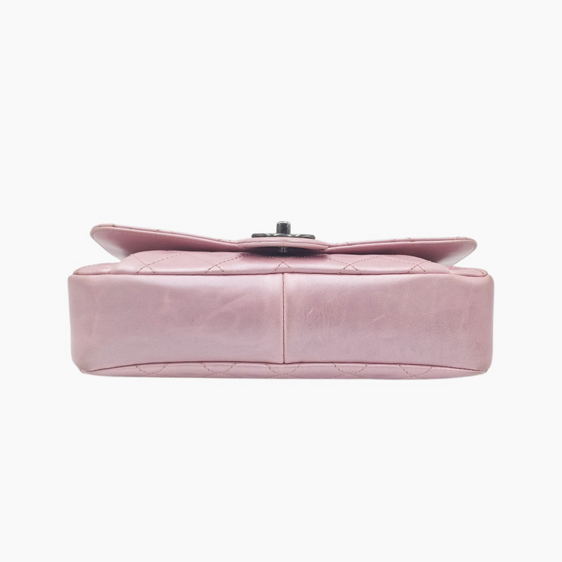 Lyserød medium iridescent lambskin single flap