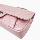 Lyserød medium iridescent lambskin single flap