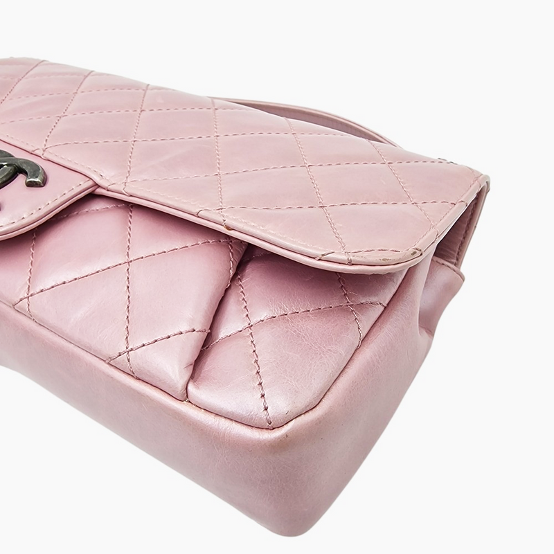 Lyserød medium iridescent lambskin single flap