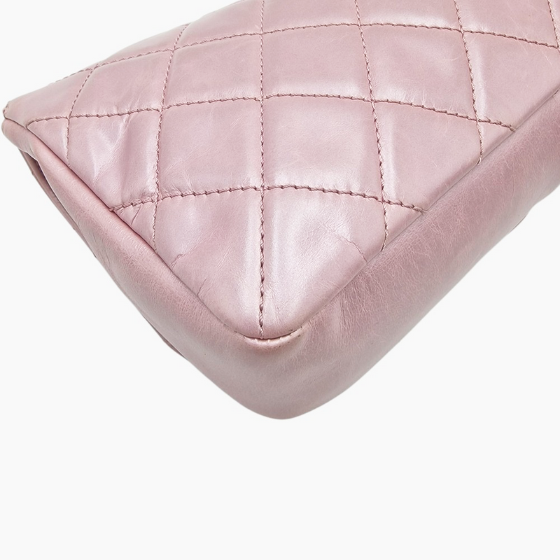 Lyserød medium iridescent lambskin single flap