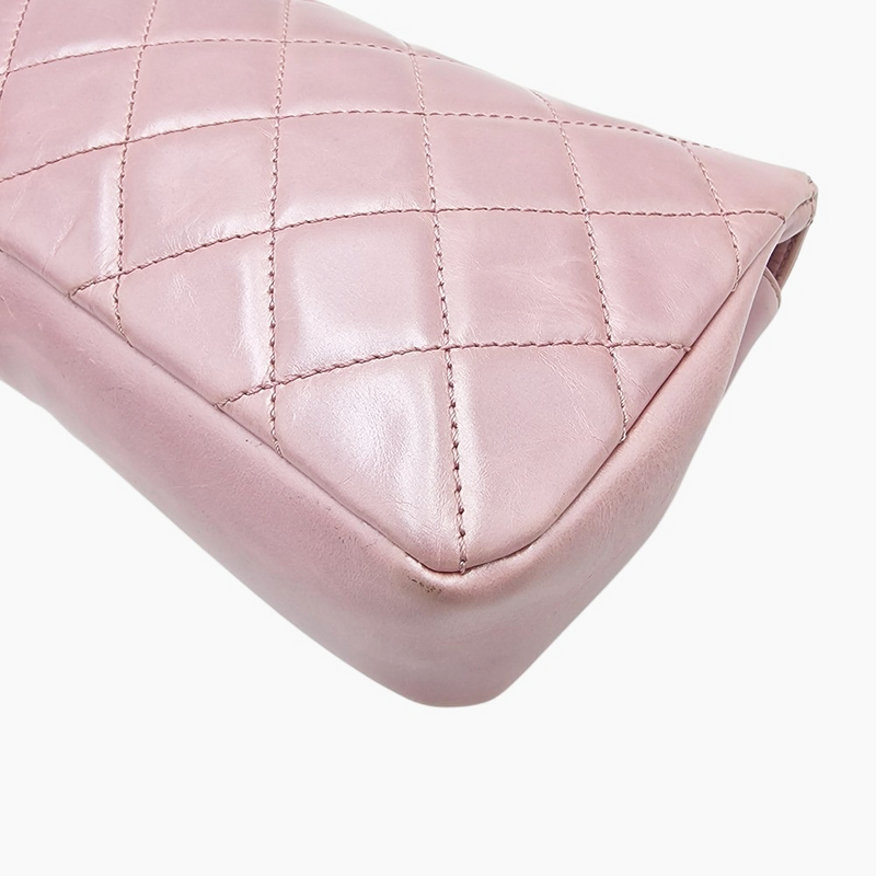Lyserød medium iridescent lambskin single flap
