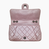 Lyserød medium iridescent lambskin single flap