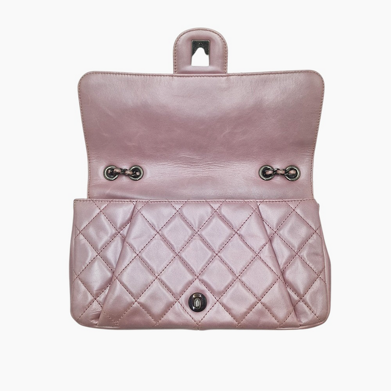 Lyserød medium iridescent lambskin single flap
