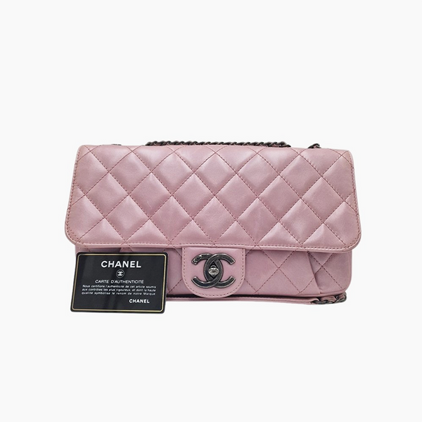 Lyserød medium iridescent lambskin single flap