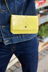 Gul velour WOC taske fra brand: CHANEL - We Do Vintage
