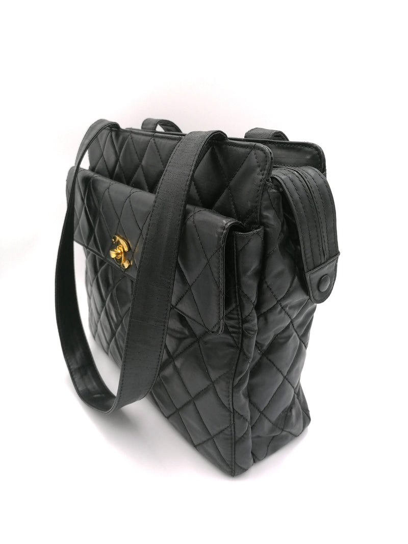 Sort CC Coated Canvas shoulder bag taske fra brand: CHANEL - We Do Vintage