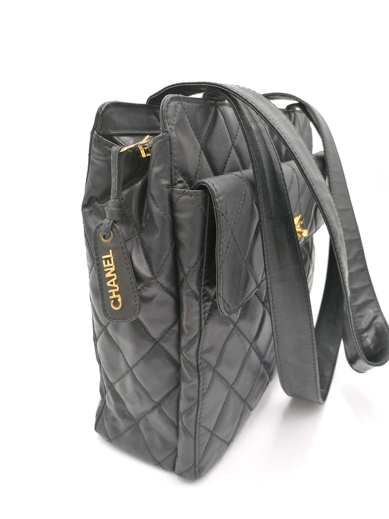 Sort CC Coated Canvas shoulder bag taske fra brand: CHANEL - We Do Vintage