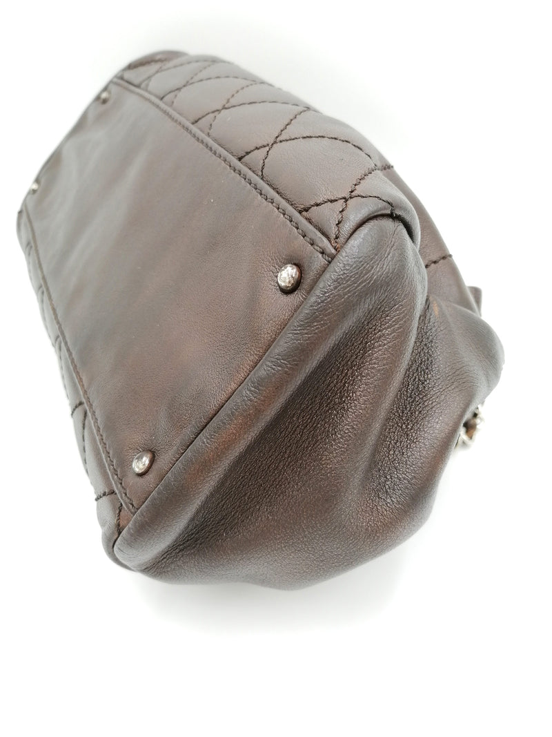 Brun CC Quilted handbag taske fra brand: CHANEL - We Do Vintage