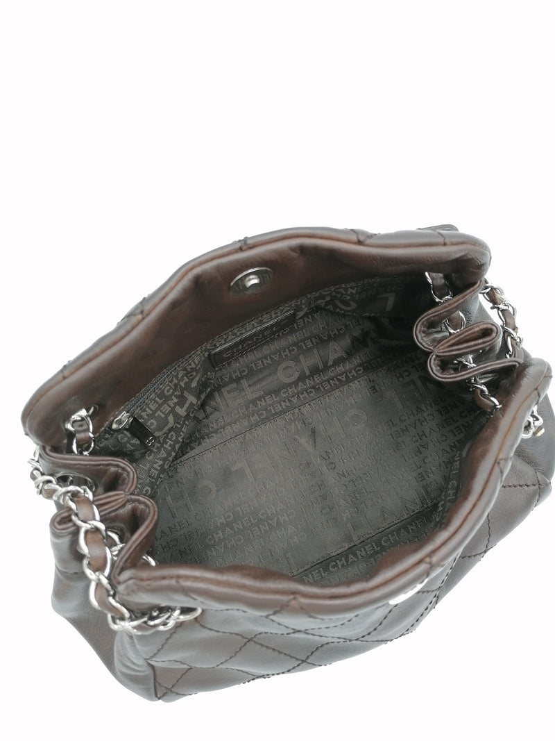 Brun CC Quilted handbag taske fra brand: CHANEL - We Do Vintage