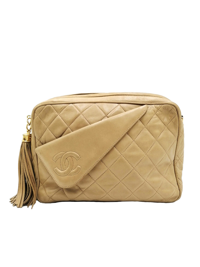 Beige Quilted Camera bag taske fra brand: CHANEL - We Do Vintage