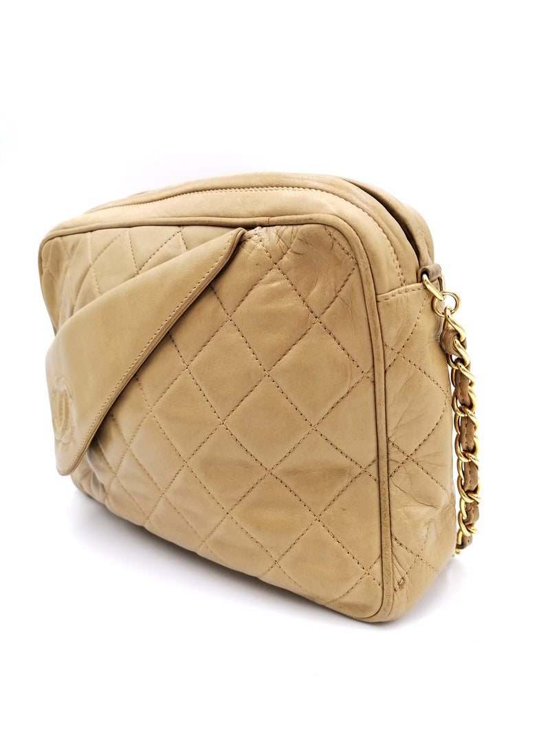 Beige Quilted Camera bag taske fra brand: CHANEL - We Do Vintage