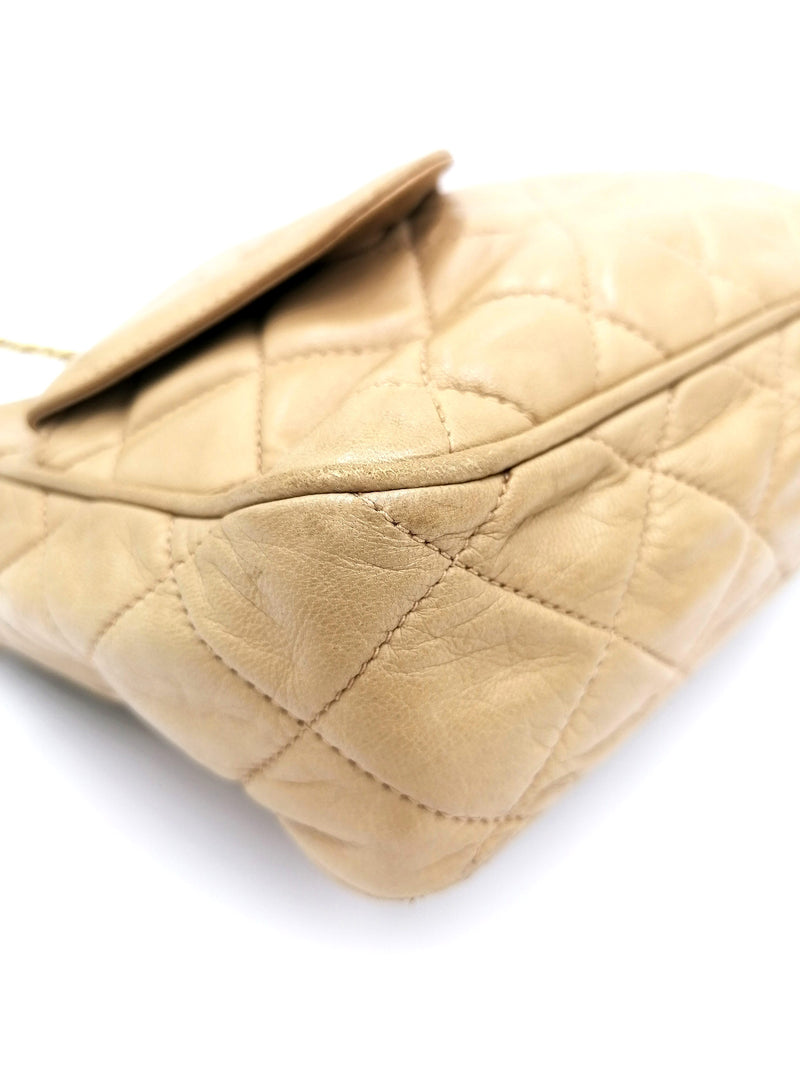 Beige Quilted Camera bag taske fra brand: CHANEL - We Do Vintage