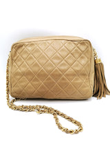 Beige Quilted Camera bag taske fra brand: CHANEL - We Do Vintage