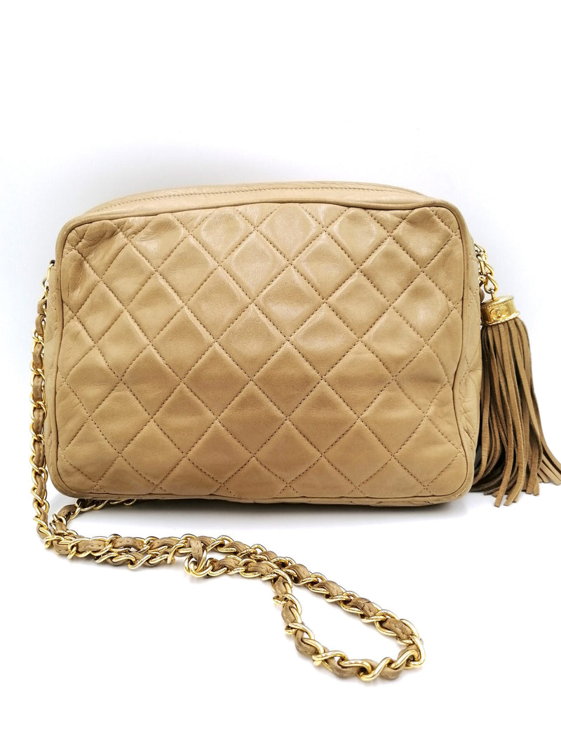 Beige Quilted Camera bag taske fra brand: CHANEL - We Do Vintage