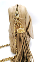Beige Quilted Camera bag taske fra brand: CHANEL - We Do Vintage