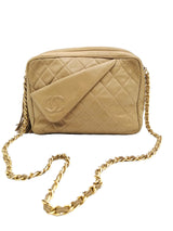 Beige Quilted Camera bag taske fra brand: CHANEL - We Do Vintage