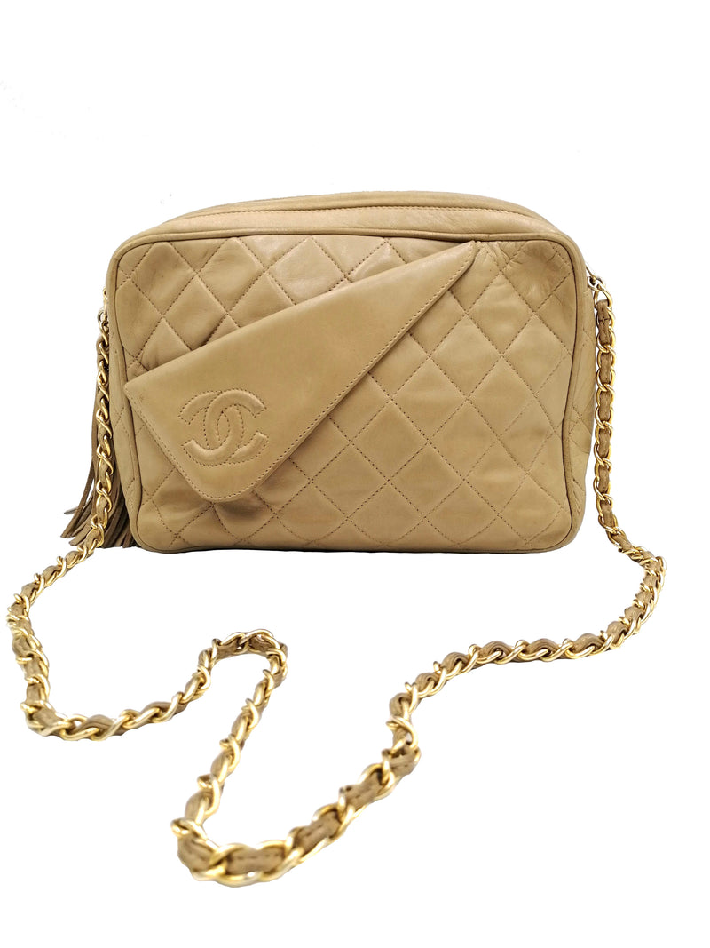 Beige Quilted Camera bag taske fra brand: CHANEL - We Do Vintage