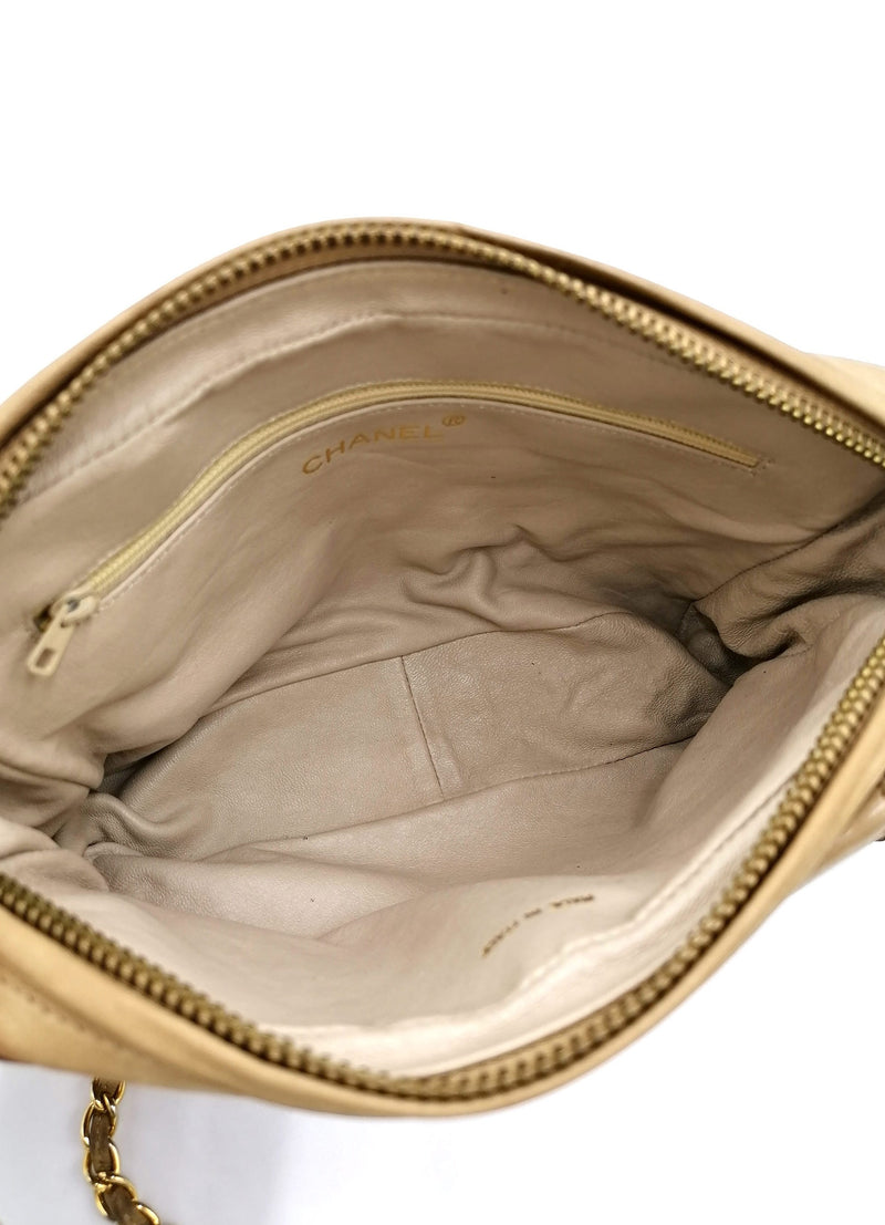 Beige Quilted Camera bag taske fra brand: CHANEL - We Do Vintage