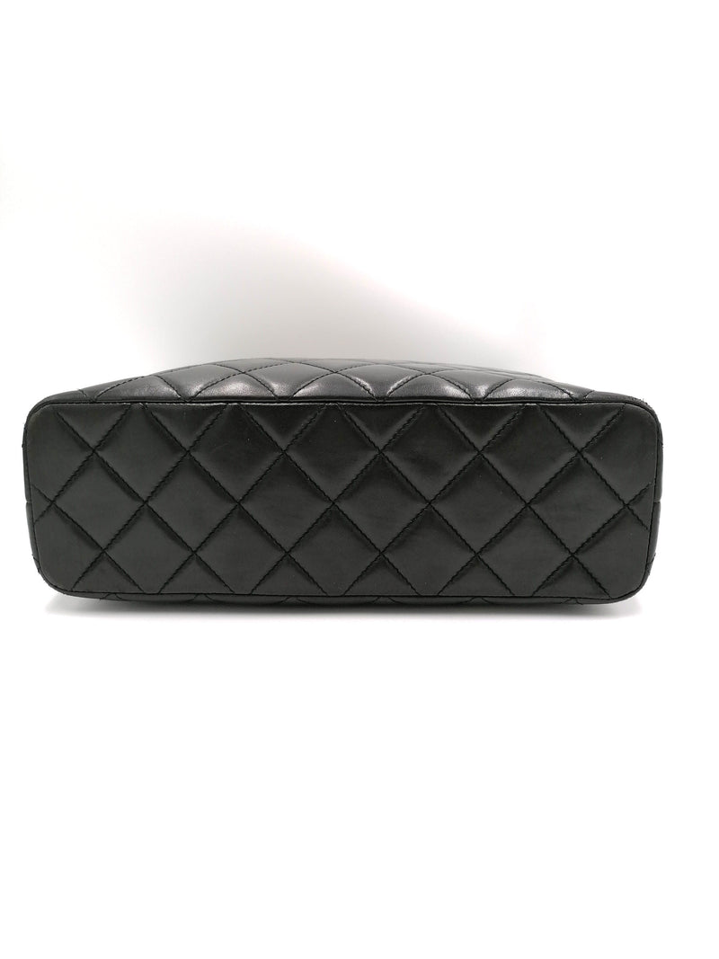 Sort black on black Tote taske fra brand: CHANEL - We Do Vintage