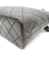 Sort black on black Tote taske fra brand: CHANEL - We Do Vintage