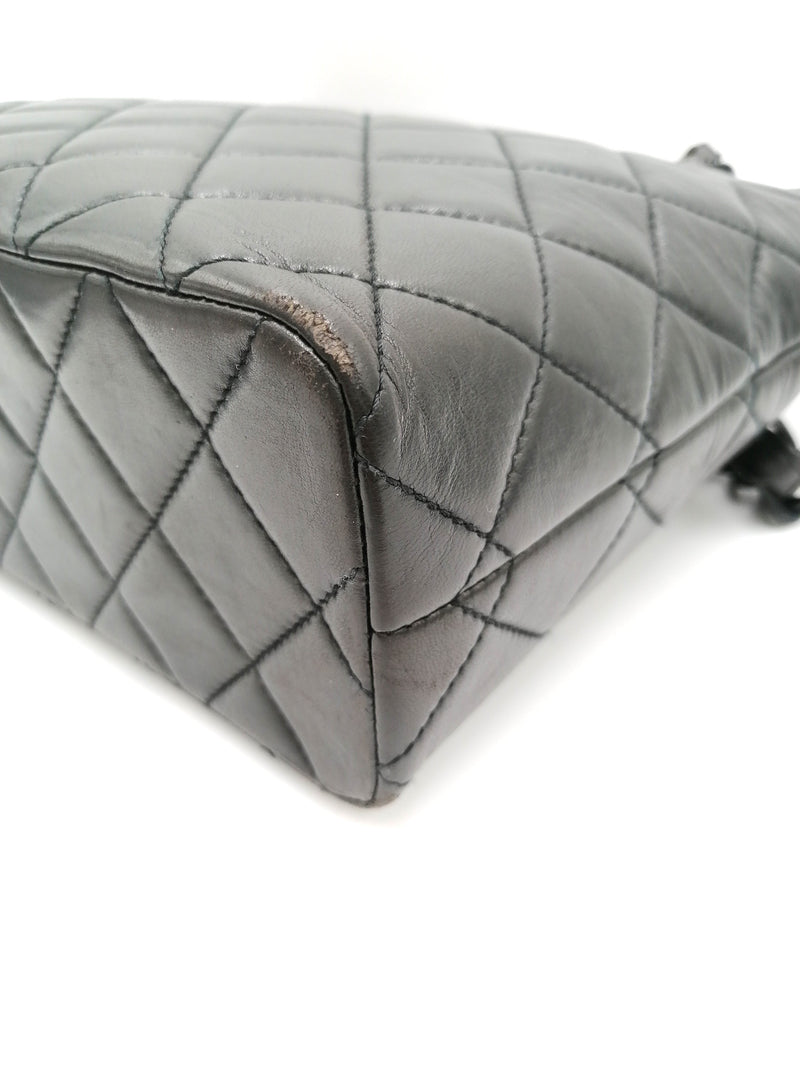 Sort black on black Tote taske fra brand: CHANEL - We Do Vintage