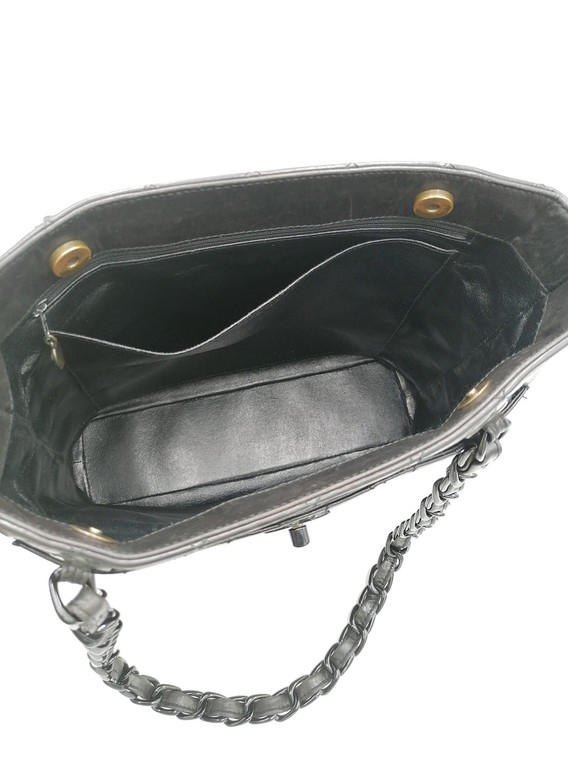 Sort black on black Tote taske fra brand: CHANEL - We Do Vintage