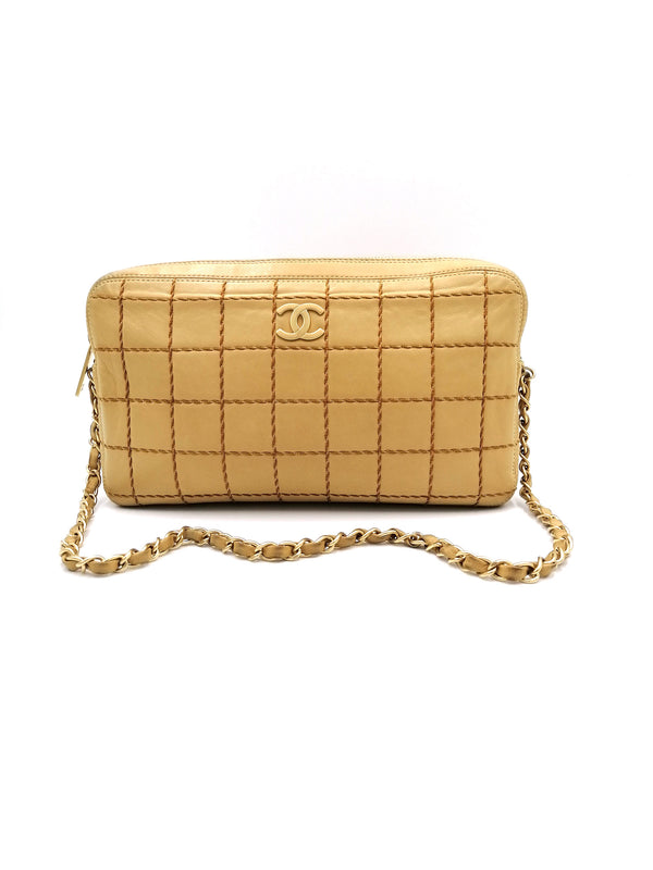 Beige Chocolate Bar shoulder bag taske fra brand: CHANEL - We Do Vintage