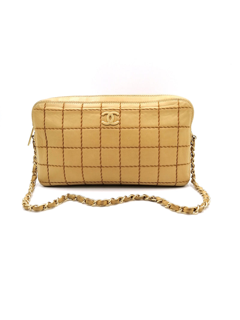 Beige Chocolate Bar shoulder bag taske fra brand: CHANEL - We Do Vintage