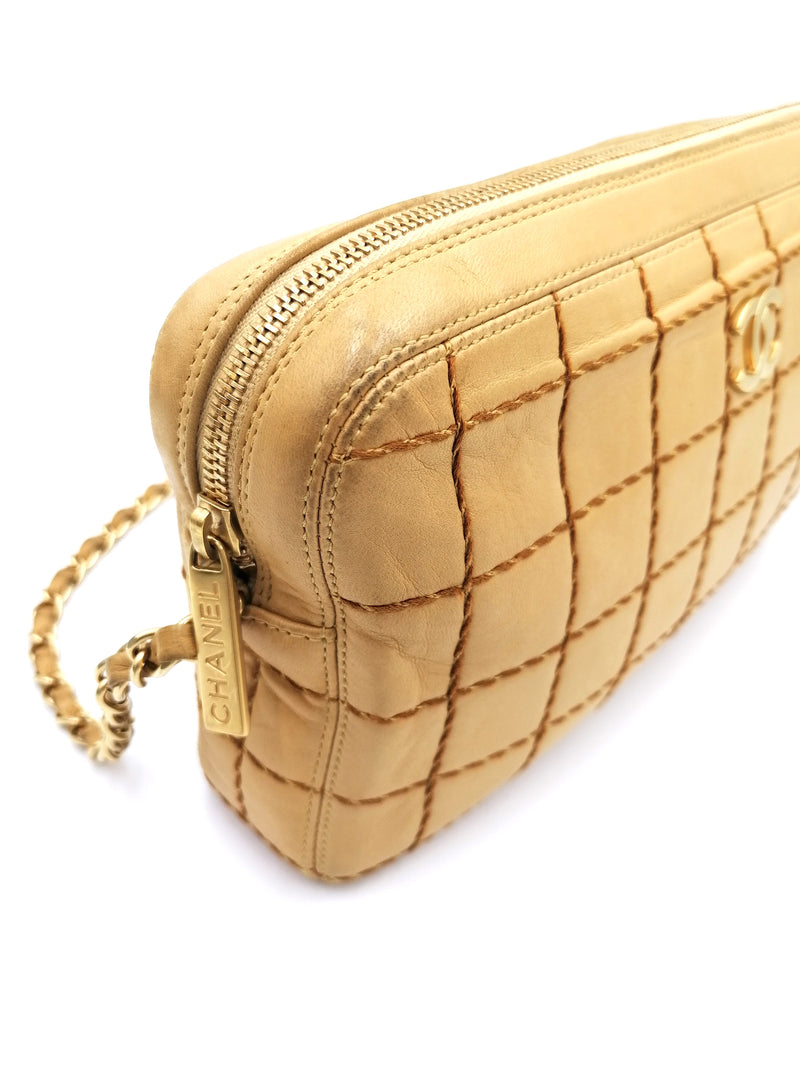 Beige Chocolate Bar shoulder bag taske fra brand: CHANEL - We Do Vintage