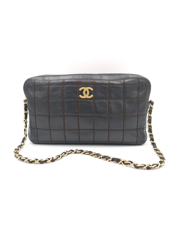 Mørkebrun Chocolate Bar shoulder bag taske fra brand: CHANEL - We Do Vintage