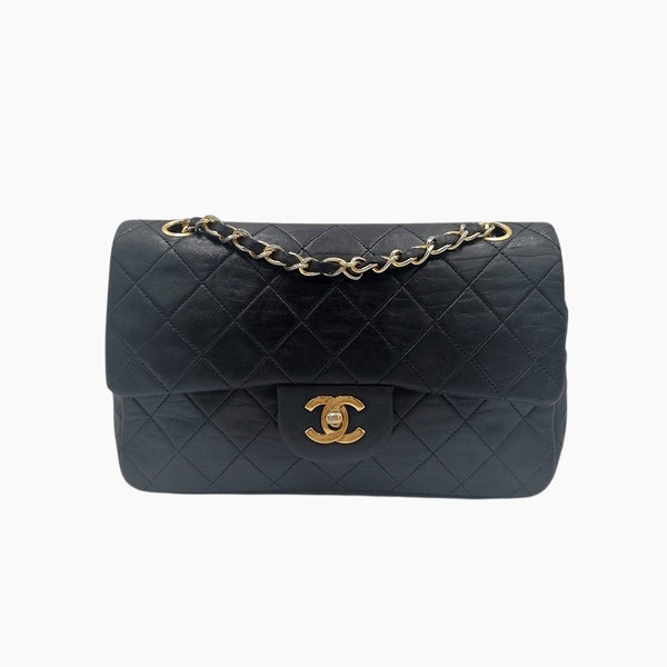 Sort small classic flap bag taske fra brand: CHANEL - We Do Vintage