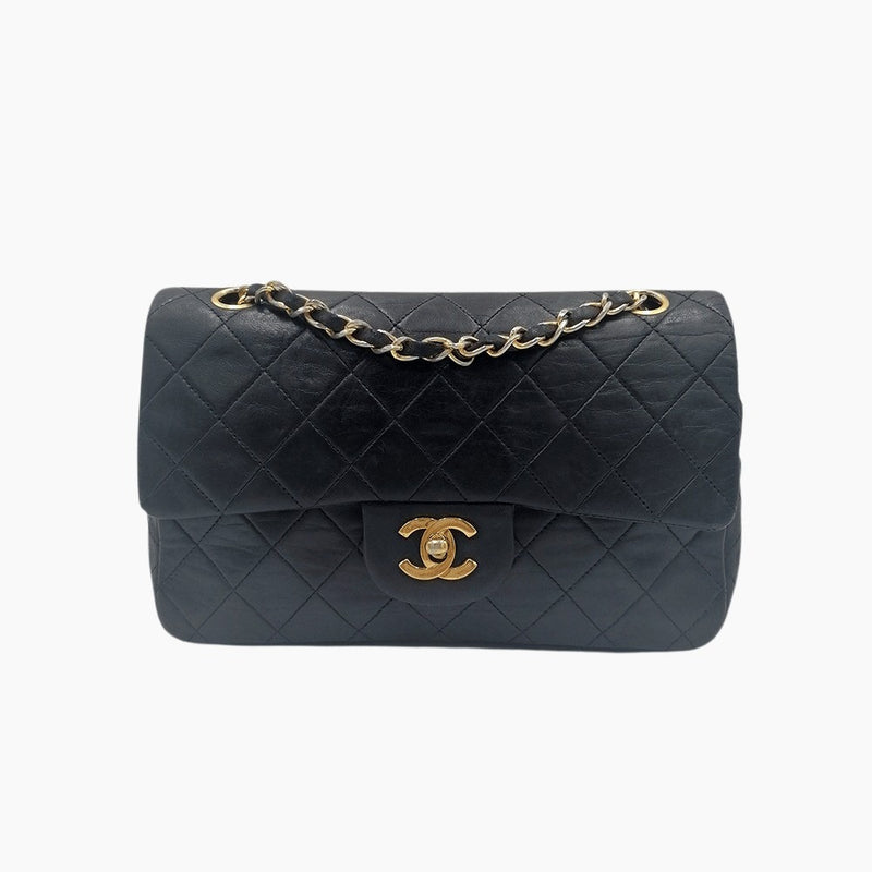 Sort small classic flap bag taske fra brand: CHANEL - We Do Vintage
