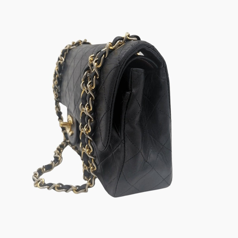 Sort small classic flap bag taske fra brand: CHANEL - We Do Vintage