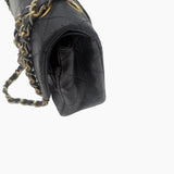 Sort small classic flap bag taske fra brand: CHANEL - We Do Vintage
