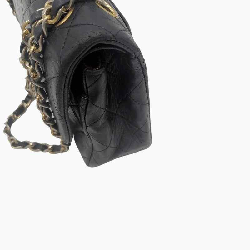 Sort small classic flap bag taske fra brand: CHANEL - We Do Vintage