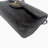 Sort small classic flap bag taske fra brand: CHANEL - We Do Vintage
