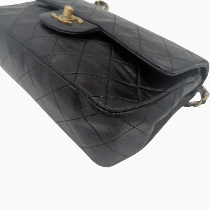 Sort small classic flap bag taske fra brand: CHANEL - We Do Vintage